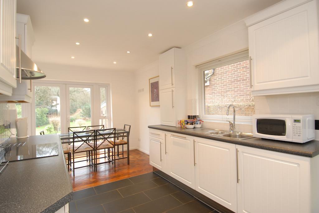 Abacus Bed And Breakfast, Blackwater, Hampshire Камбърли Екстериор снимка
